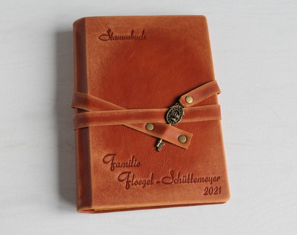 Stammbuch "Schlüssel - Krone" in Vintage-Look aus Nappaleder, cognacbraun